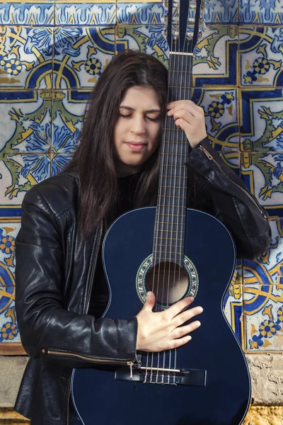 Vista Cercana Una Hermosa Joven Con Guitarra Clásica Calle Ciudad —  Fotos de Stock