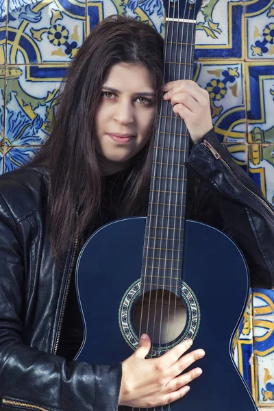 Stäng Vacker Ung Kvinna Med Klassisk Gitarr Gatan Staden — Stockfoto