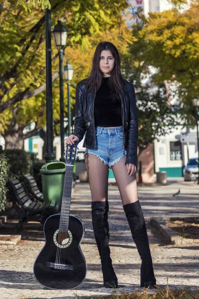 Mujer joven con guitarra clásica — Foto de Stock