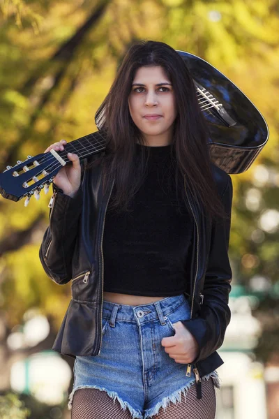 Mujer joven con guitarra clásica — Foto de Stock