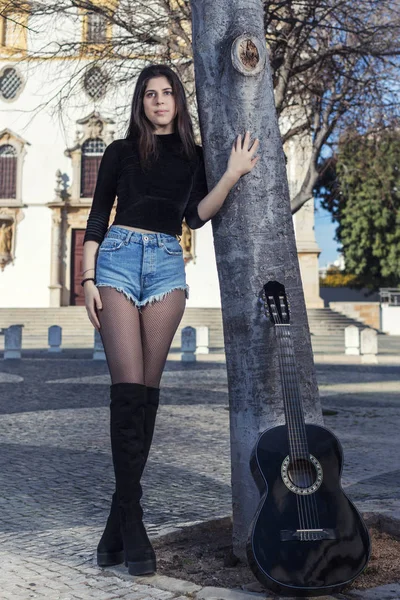 Vista Perto Uma Bela Jovem Com Guitarra Clássica Rua Cidade — Fotografia de Stock
