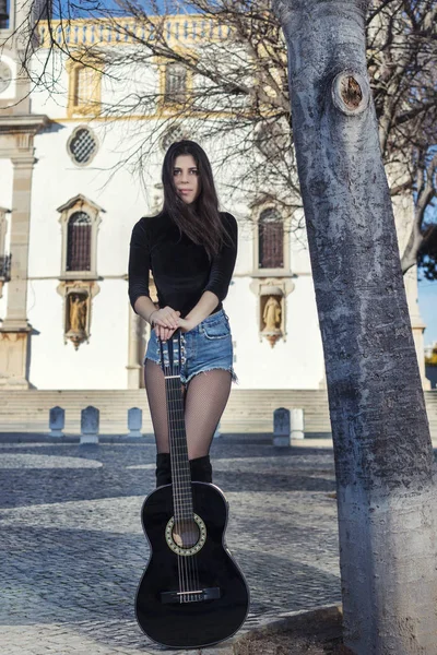 Stäng Vacker Ung Kvinna Med Klassisk Gitarr Gatan Staden — Stockfoto