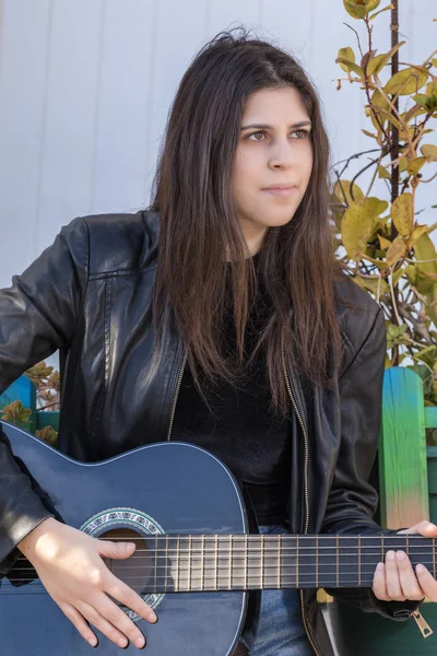 Stäng Vacker Ung Kvinna Med Klassisk Gitarr Gatan Staden — Stockfoto
