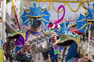 Loule, Portekiz - Şubat 2018: Renkli karnaval geçit Festivali katılımcı Loule City, Portekiz.