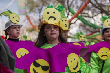 Loule, Portekiz - Şubat 2018: Renkli karnaval geçit festival katılımcıları Loule City, Portekiz.