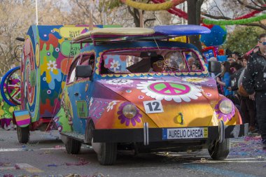 Loule, Portekiz - Şubat 2018: Renkli karnaval geçit festival katılımcıları Loule City, Portekiz.