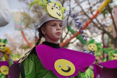 Loule, Portekiz - Şubat 2018: Renkli karnaval geçit Festivali katılımcı Loule City, Portekiz.