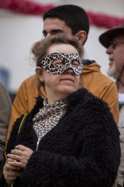 Loule, Portekiz - Şubat 2018: Renkli karnaval geçit festival katılımcıları Loule City, Portekiz.