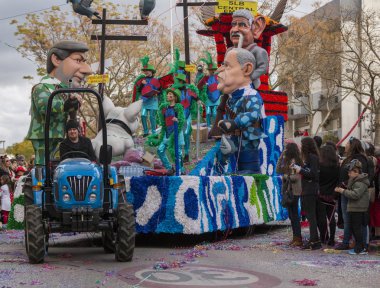 Loule, Portekiz - Şubat 2018: Renkli karnaval geçit festival katılımcıları Loule City, Portekiz.