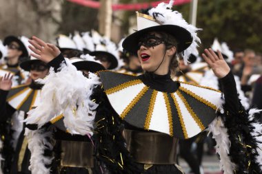 Loule, Portekiz - Şubat 2018: Renkli karnaval geçit festival katılımcıları Loule City, Portekiz.
