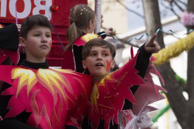 Loule, Portekiz - Şubat 2018: Renkli karnaval geçit festival katılımcıları Loule City, Portekiz.