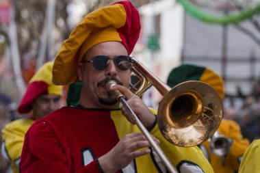Loule, Portekiz - Şubat 2018: Renkli karnaval geçit festival katılımcıları Loule City, Portekiz.