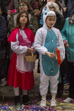 Loule, Portekiz - Şubat 2018: Renkli karnaval geçit festival katılımcıları Loule City, Portekiz.