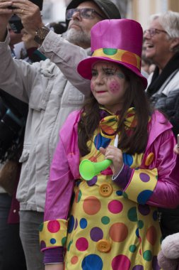 Loule, Portekiz - Şubat 2018: Renkli karnaval geçit festival katılımcıları Loule City, Portekiz.