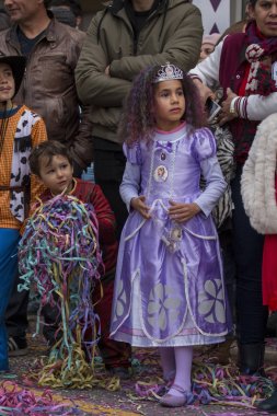 Loule, Portekiz - Şubat 2018: Renkli karnaval geçit festival katılımcıları Loule City, Portekiz.