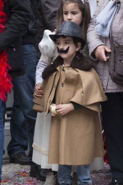 Loule, Portekiz - Şubat 2018: Renkli karnaval geçit festival katılımcıları Loule City, Portekiz.