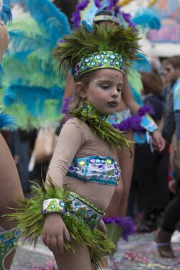 Loule, Portekiz - Şubat 2018: Renkli karnaval geçit festival katılımcıları Loule City, Portekiz.