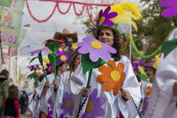 Loule 葡萄牙 2018年2月 五颜六色的狂欢节游行节日参加者在 Loule 葡萄牙 — 图库照片