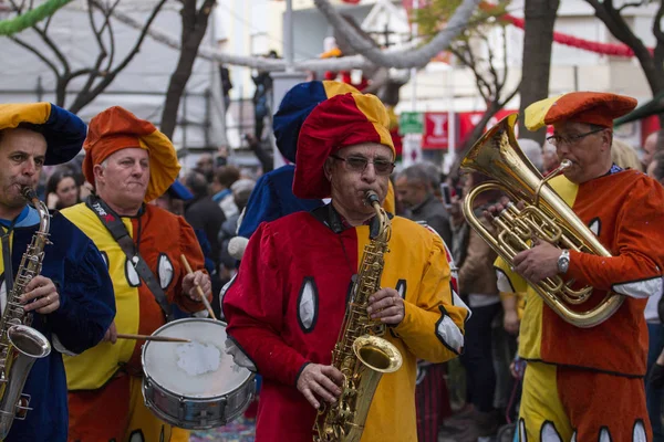 Loule, Portekiz - Şubat 2018: Renkli karnaval geçit festival katılımcıları Loule City, Portekiz.