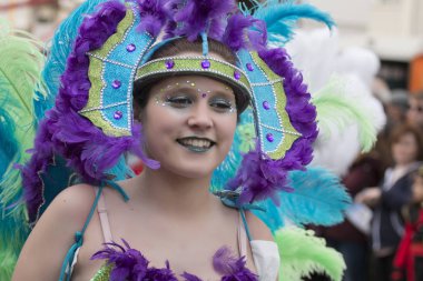 Loule, Portekiz - Şubat 2018: Renkli karnaval geçit festival katılımcıları Loule City, Portekiz.