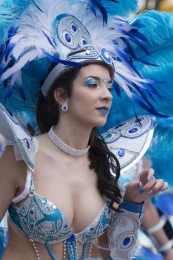 Loule, Portekiz - Şubat 2018: Renkli karnaval geçit festival katılımcıları Loule City, Portekiz.