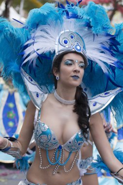 Loule, Portekiz - Şubat 2018: Renkli karnaval geçit festival katılımcıları Loule City, Portekiz.