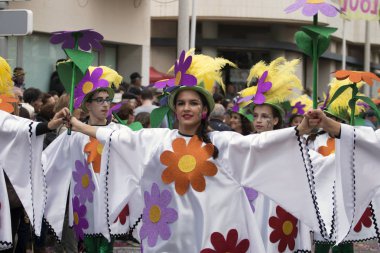 Loule, Portekiz - Şubat 2018: Renkli karnaval geçit festival katılımcıları Loule City, Portekiz.