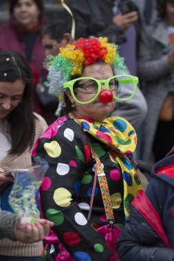 Loule, Portekiz - Şubat 2018: Renkli karnaval geçit festival katılımcıları Loule City, Portekiz.