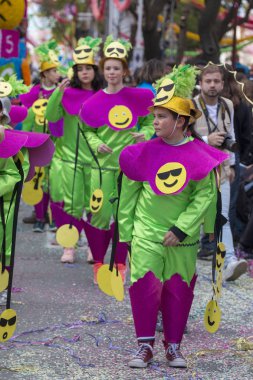 Loule, Portekiz - Şubat 2018: Renkli karnaval geçit festival katılımcıları Loule City, Portekiz.