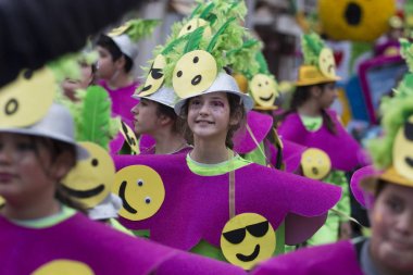 Loule, Portekiz - Şubat 2018: Renkli karnaval geçit festival katılımcıları Loule City, Portekiz.