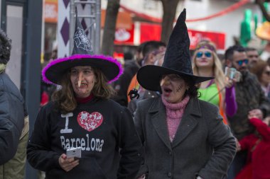 Loule, Portekiz - Şubat 2018: Renkli karnaval geçit festival katılımcıları Loule City, Portekiz.