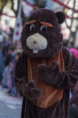 Loule, Portekiz - Şubat 2018: Renkli karnaval geçit festival katılımcıları Loule City, Portekiz.