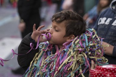 Loule, Portekiz - Şubat 2018: Renkli karnaval geçit festival katılımcıları Loule City, Portekiz.