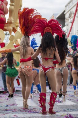 Loule, Portekiz - Şubat 2018: Renkli karnaval geçit festival katılımcıları Loule City, Portekiz.