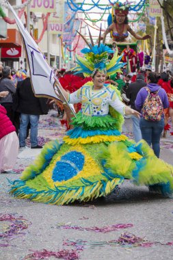 Loule, Portekiz - Şubat 2018: Renkli karnaval geçit festival katılımcıları Loule City, Portekiz.