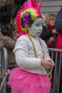 Loule, Portekiz - Şubat 2018: Renkli karnaval geçit festival katılımcıları Loule City, Portekiz.