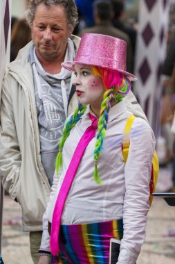 Loule, Portekiz - Şubat 2018: Renkli karnaval geçit festival katılımcıları Loule City, Portekiz.