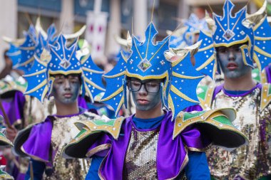Loule, Portekiz - Şubat 2018: Renkli karnaval (Carnaval) geçit festival katılımcıları Loule City, Portekiz.