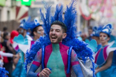 Loule, Portekiz - Şubat 2018: Renkli karnaval (Carnaval) geçit festival katılımcıları Loule City, Portekiz.