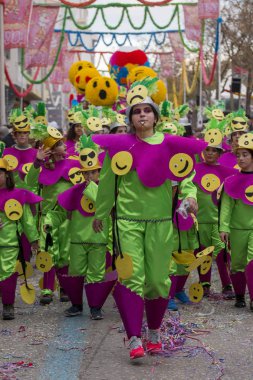 Loule, Portekiz - Şubat 2018: Renkli karnaval (Carnaval) geçit festival katılımcıları Loule City, Portekiz.