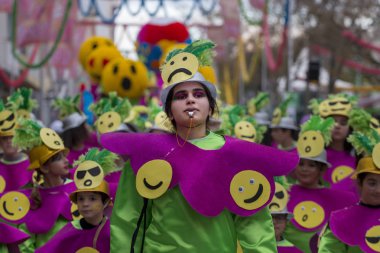 Loule, Portekiz - Şubat 2018: Renkli karnaval (Carnaval) geçit festival katılımcıları Loule City, Portekiz.
