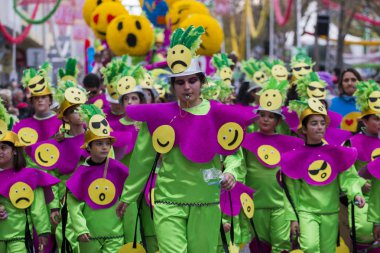 Loule, Portekiz - Şubat 2018: Renkli karnaval (Carnaval) geçit festival katılımcıları Loule City, Portekiz.