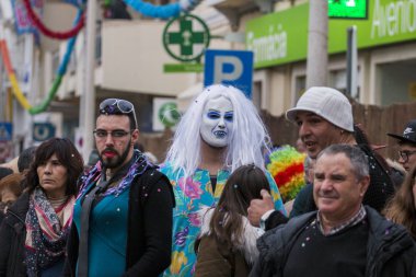 Loule, Portekiz - Şubat 2018: Renkli karnaval (Carnaval) geçit festival katılımcıları Loule City, Portekiz.