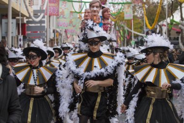 Loule, Portekiz - Şubat 2018: Renkli karnaval (Carnaval) geçit festival katılımcıları Loule City, Portekiz.