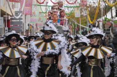 Loule, Portekiz - Şubat 2018: Renkli karnaval (Carnaval) geçit festival katılımcıları Loule City, Portekiz.