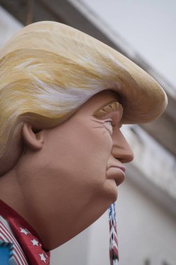 Loule, Portekiz - Şubat 2018: Renkli karnaval (Carnaval) geçit festival karakterlerde Loule şehir, Portekiz.