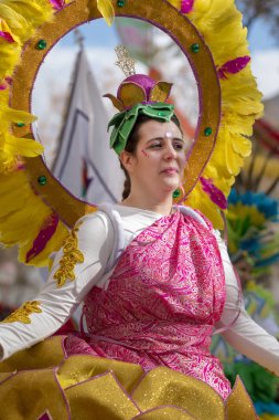 Loule, Portekiz - Şubat 2018: Renkli karnaval (Carnaval) geçit festival katılımcıları Loule City, Portekiz.