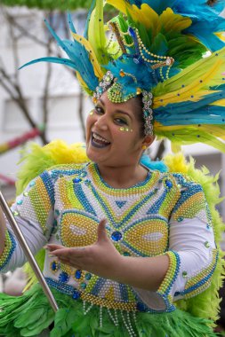 Loule, Portekiz - Şubat 2018: Renkli karnaval (Carnaval) geçit festival katılımcıları Loule City, Portekiz.