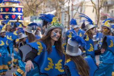 Loule, Portekiz - Şubat 2018: Renkli karnaval (Carnaval) geçit festival katılımcıları Loule City, Portekiz.