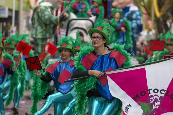 Loule, Portekiz - Şubat 2018: Renkli karnaval geçit festival katılımcıları Loule City, Portekiz.